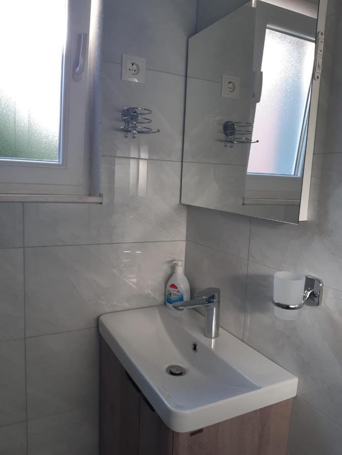 Jona - Dugi Rat - Mali Rat Apartment Exterior photo